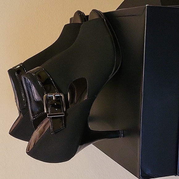 Shoes - Picture 3 of 4